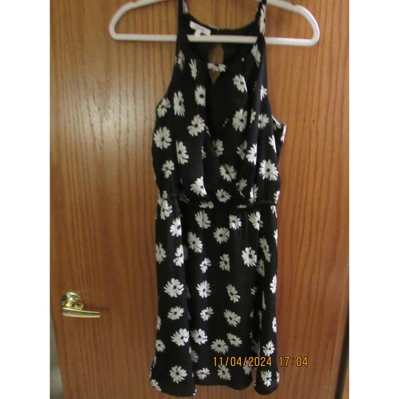 Daisy-Patterned Black Dress – Soft & Stylish, Medium - Picture 4 of 7